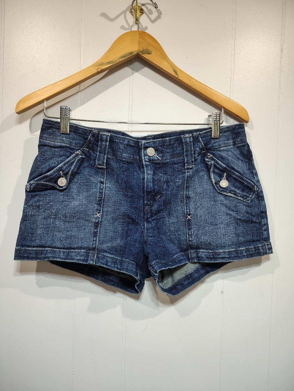 Levi’s Stretch Denim Shorts Size 7 Low Rise Blue Jean Short Shorts